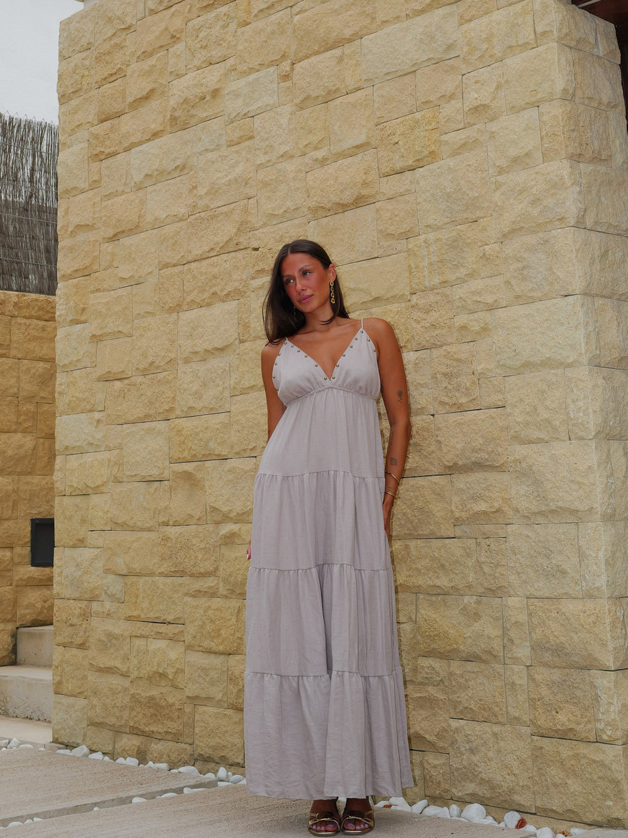 Vestido comprido com decote em V e tachas, bege