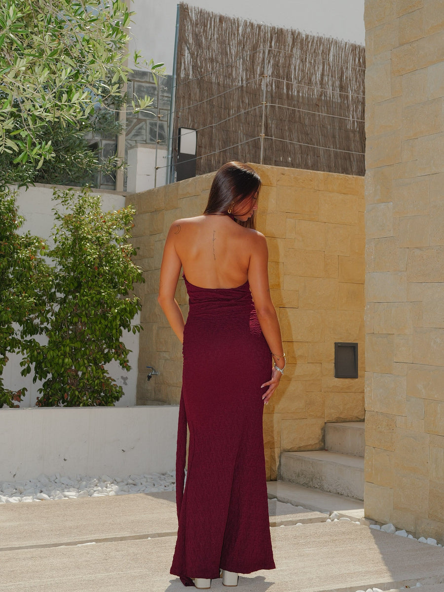 Vestido halter com textura em nó, cor bordô