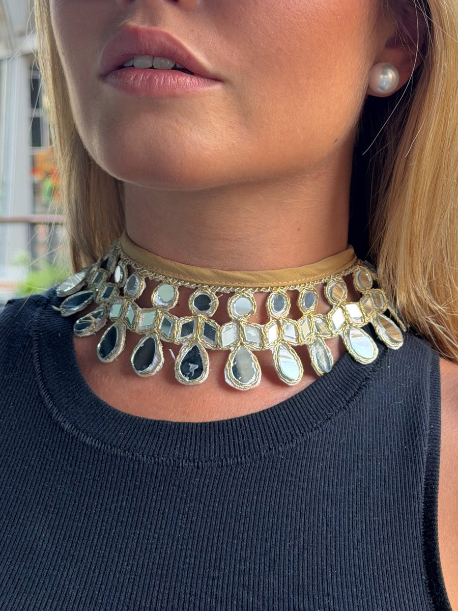 Colar tipo choker com espelhos em forma de gota dourado