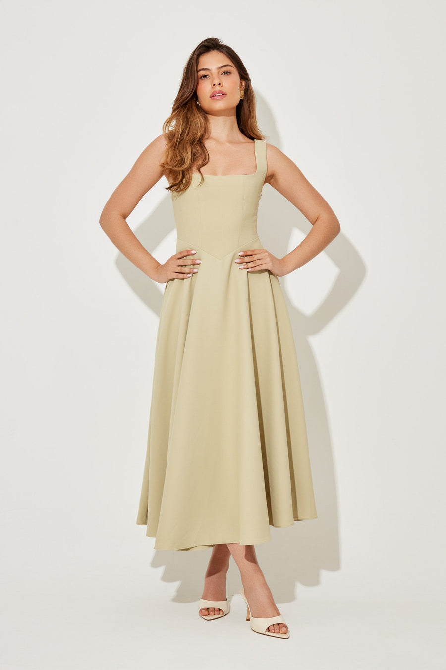 Idanha-a-Velha – Vestido Midi com Decote Quadrado