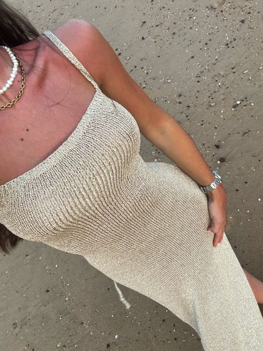 Vestido midi em malha dourada