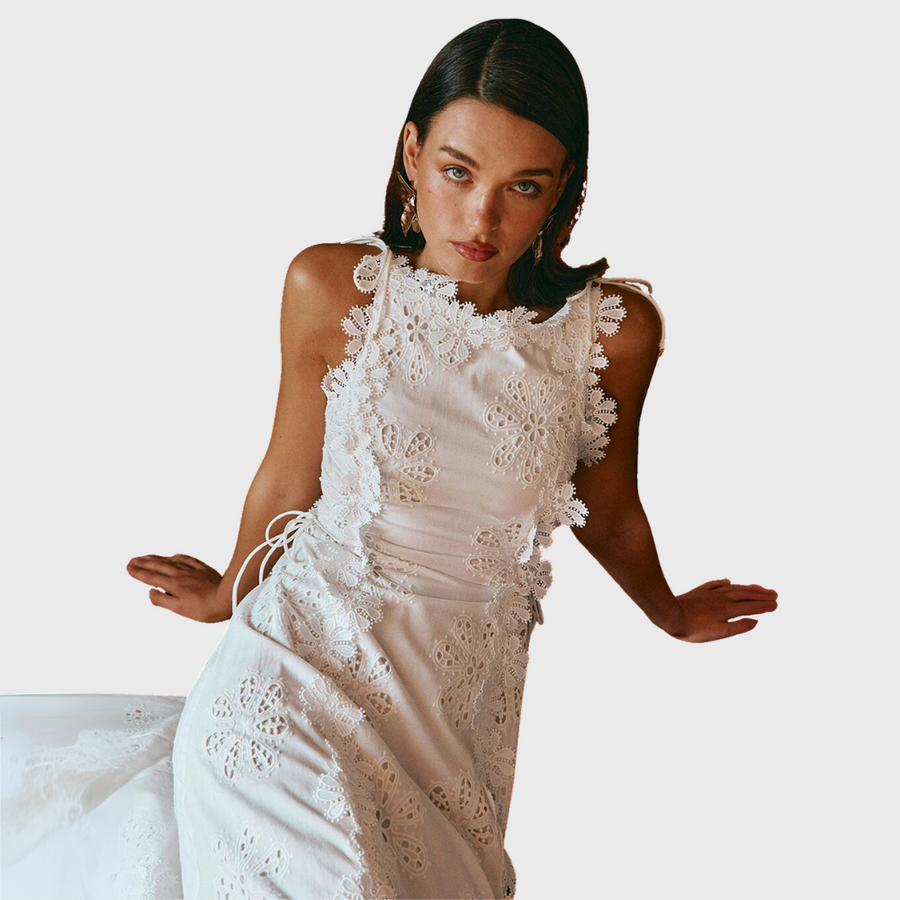 Vale de Amoreira – Vestido Longo com Bordado Floral