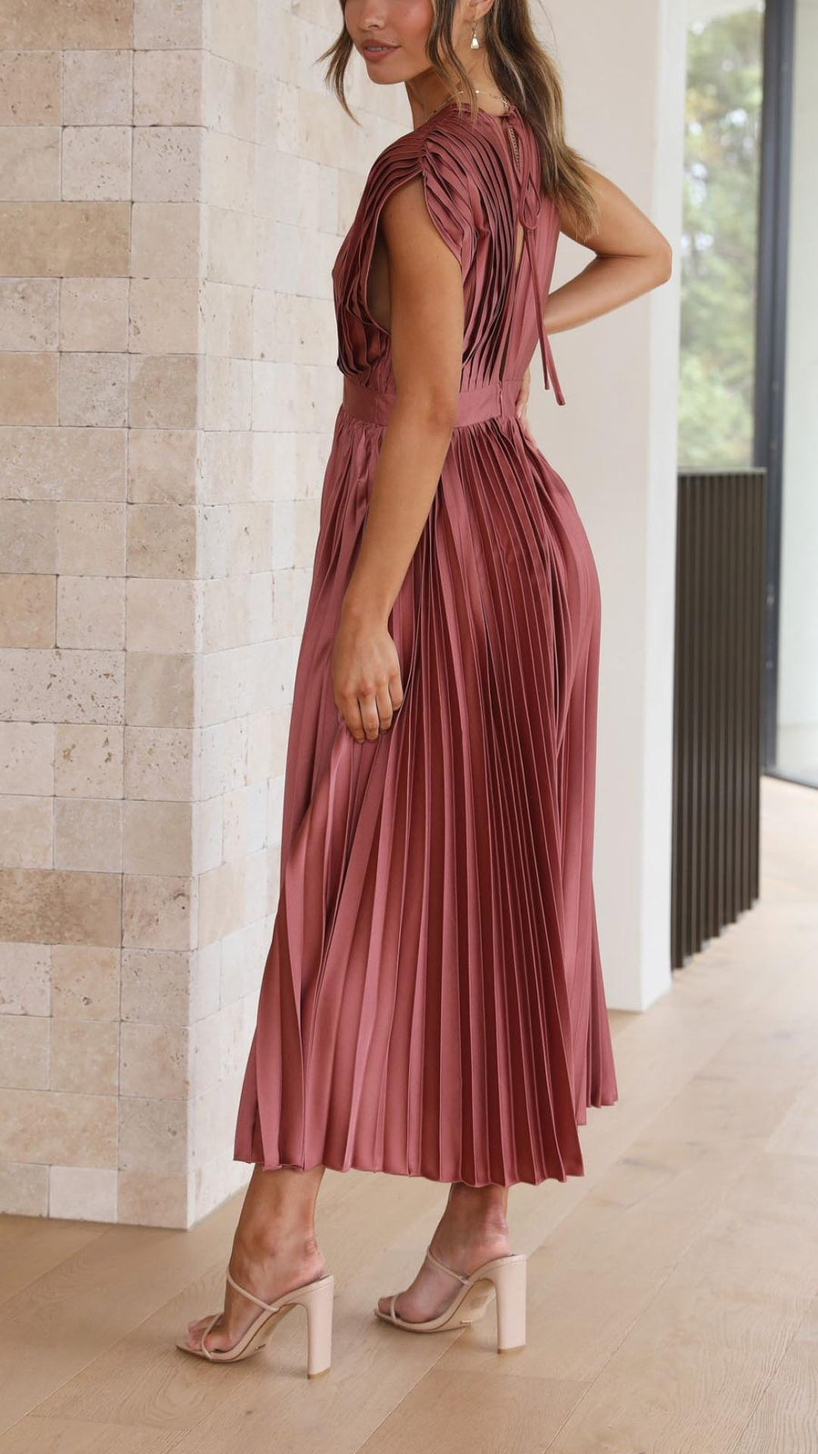 Zoio – Vestido Plissado com Decote em V