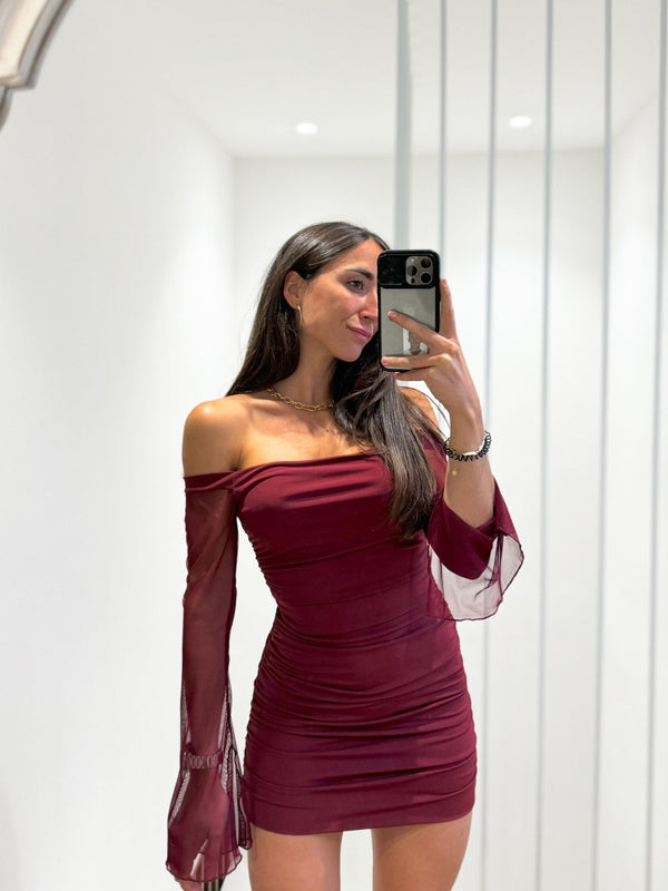Vestido mini com decote bardot e mangas de tule cor de bordô