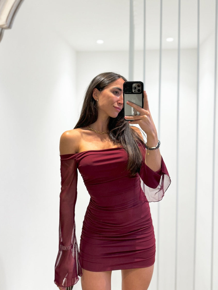 Vestido mini com decote bardot e mangas de tule cor de bordô